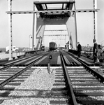 839492 Gezicht op de nieuwe klapbrug over het Noordhollandsch Kanaal te Alkmaar.